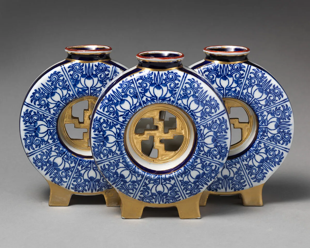 Triple moon flask with fretwork center (one of a pair) — Worcester factory