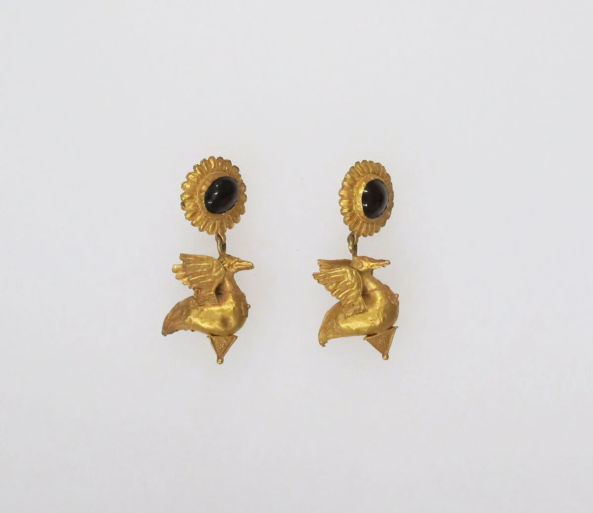 Earring with pendants of birds — Unknown