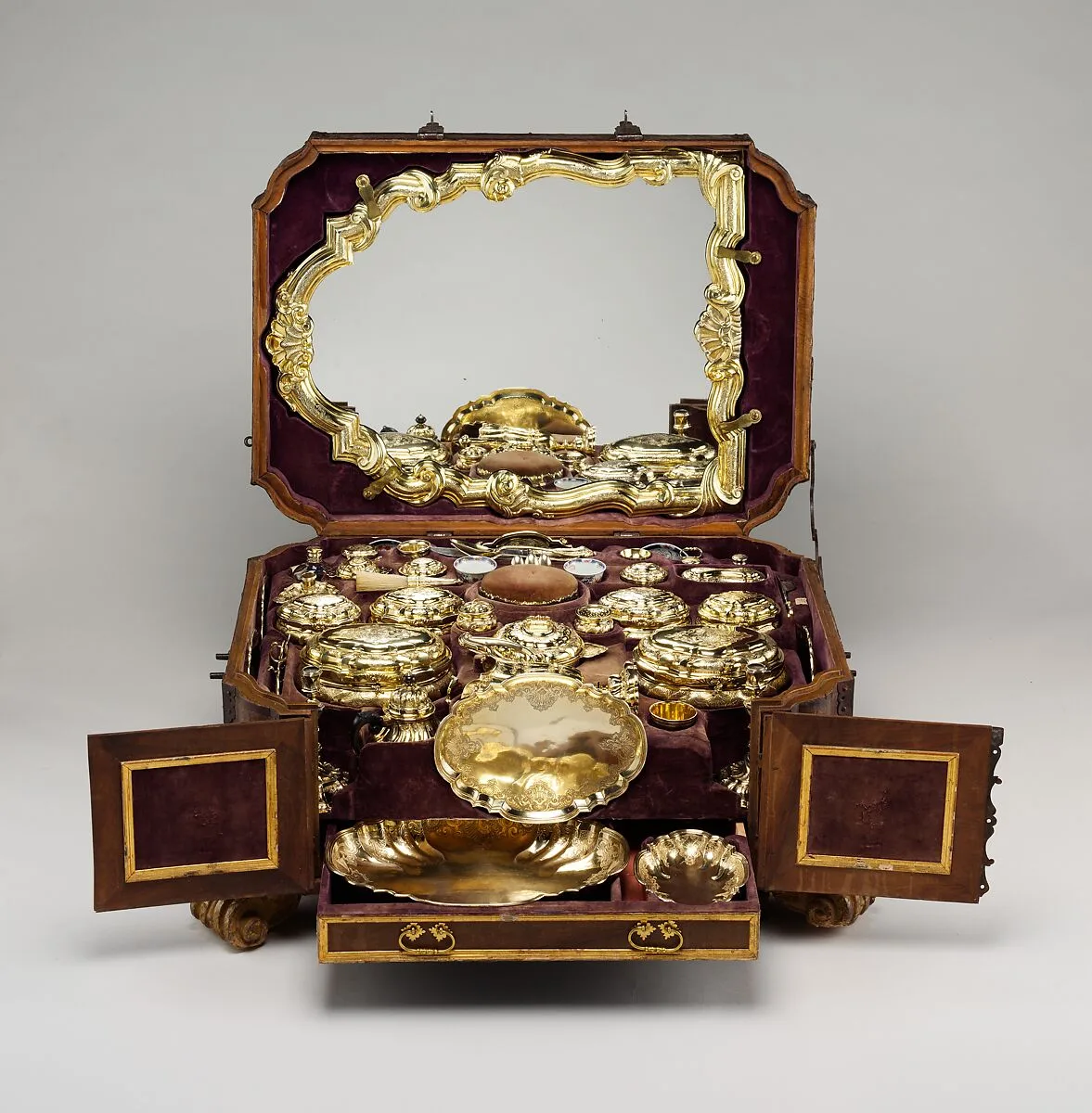 Toilet set in original leather case — Fourteen identified German (Augsburg) goldsmiths and other German artisans; Japanese (Imari) porcelain maker