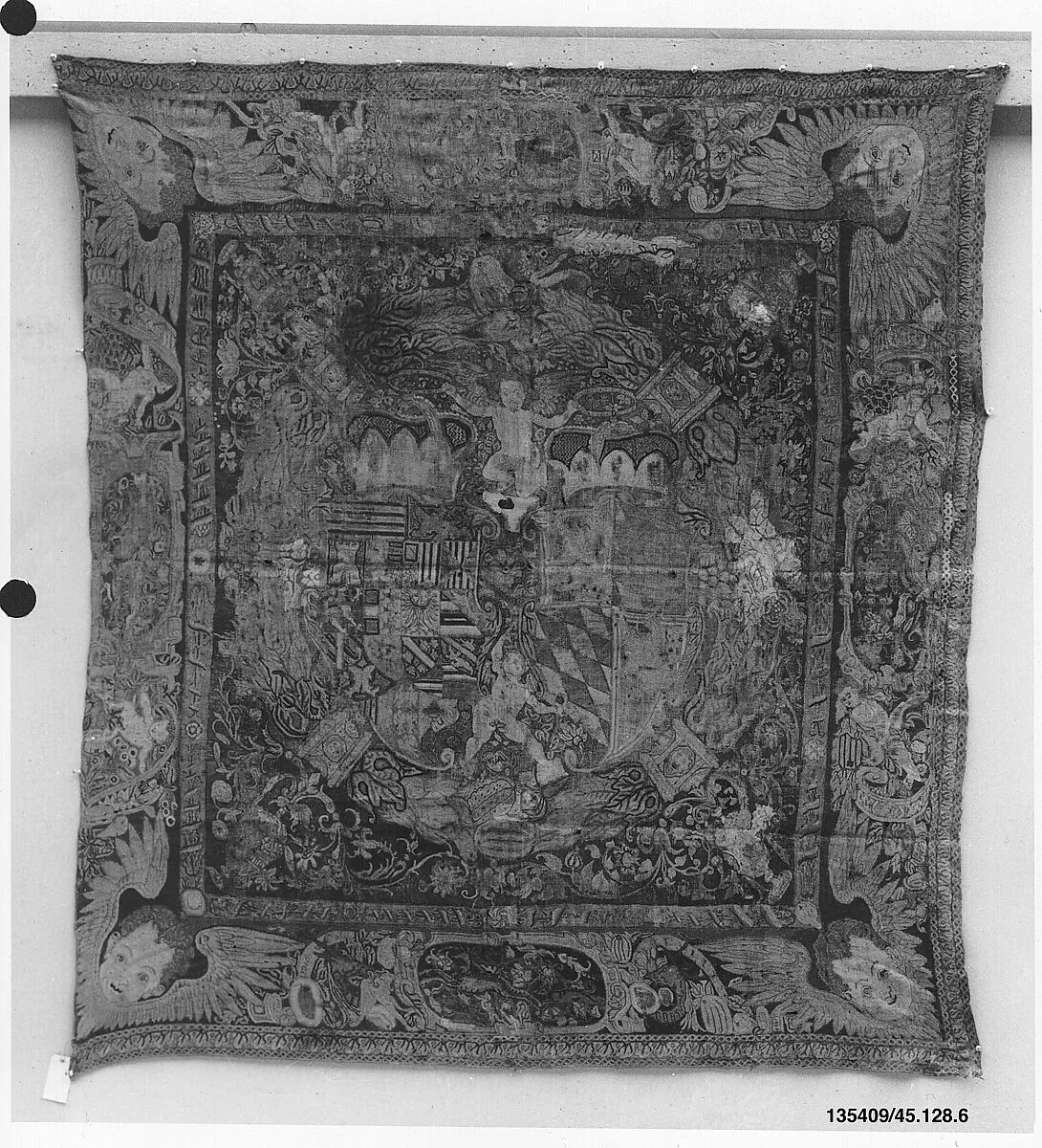 Armorial hanging — Unknown