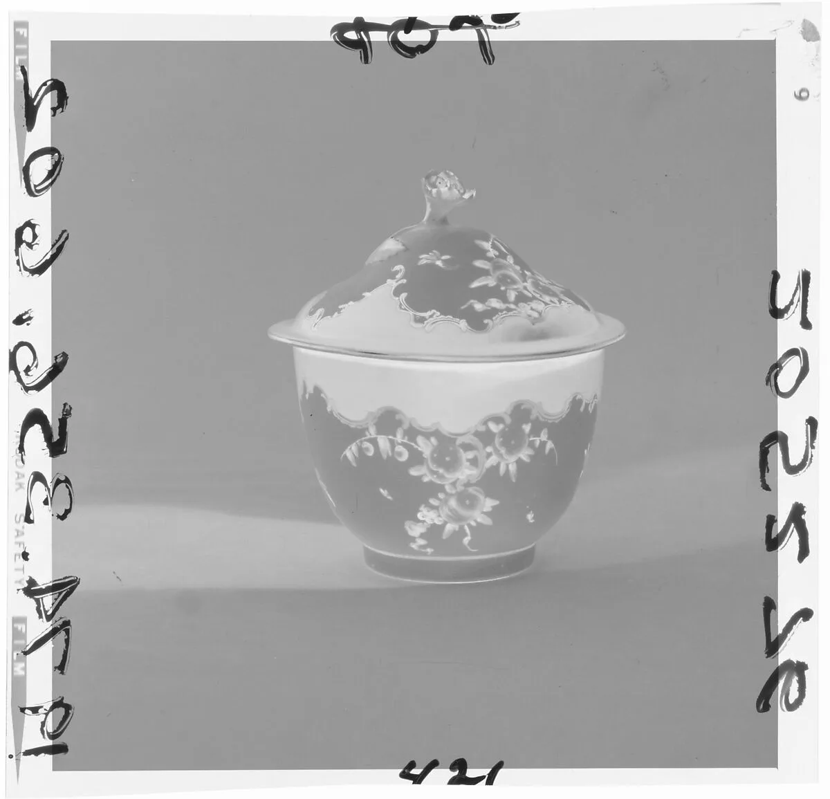 Sugar bowl with cover (part of a service) — Worcester factory|Dr. Wall Period