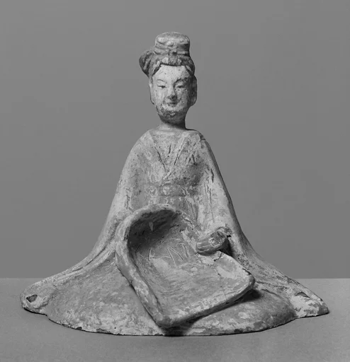 隋 彩繪陶持畚箕侍女俑|Female attendant with dustpan