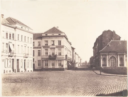 Il vient à Bruxelles, voit un appartement place du Cologne no. 7