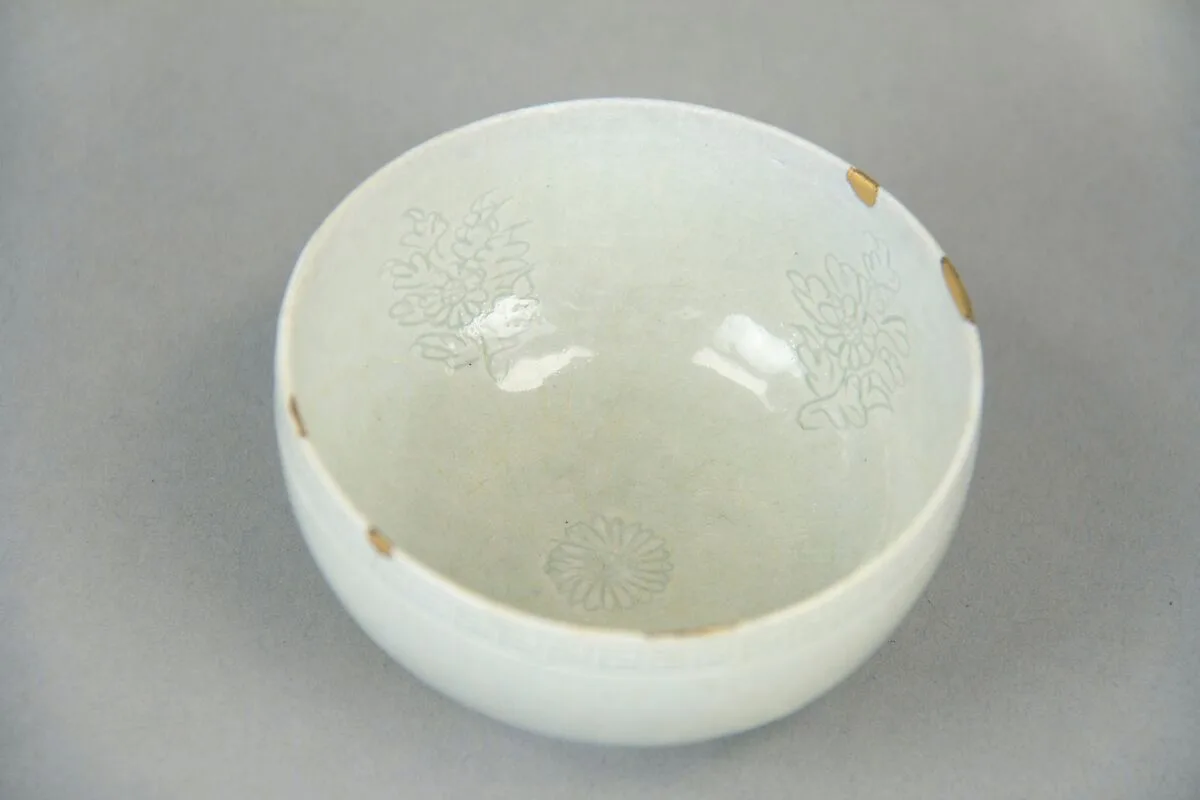 백자 음각 국화 무늬 잔 고려|白磁陰刻菊花文盞 高麗|Small bowl decorated with chrysanthemum — Unknown