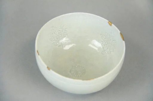 백자 음각 국화 무늬 잔 고려|白磁陰刻菊花文盞 高麗|Small bowl decorated with chrysanthemum