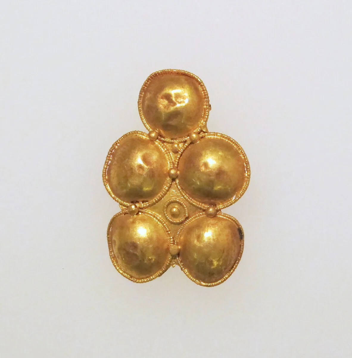 Gold hook type earring with discs in filigree — Unknown