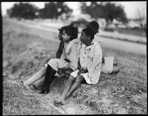 [Children on Levee, Vicinity New Orleans, Louisiana]