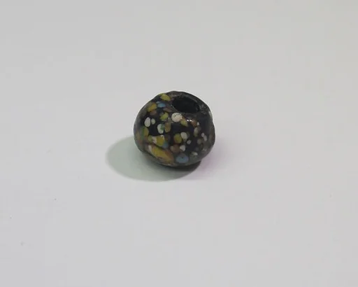 Splash-decorated bead