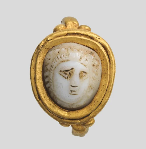 Ring with narrow shaft and oval box set with cameo of Medusa