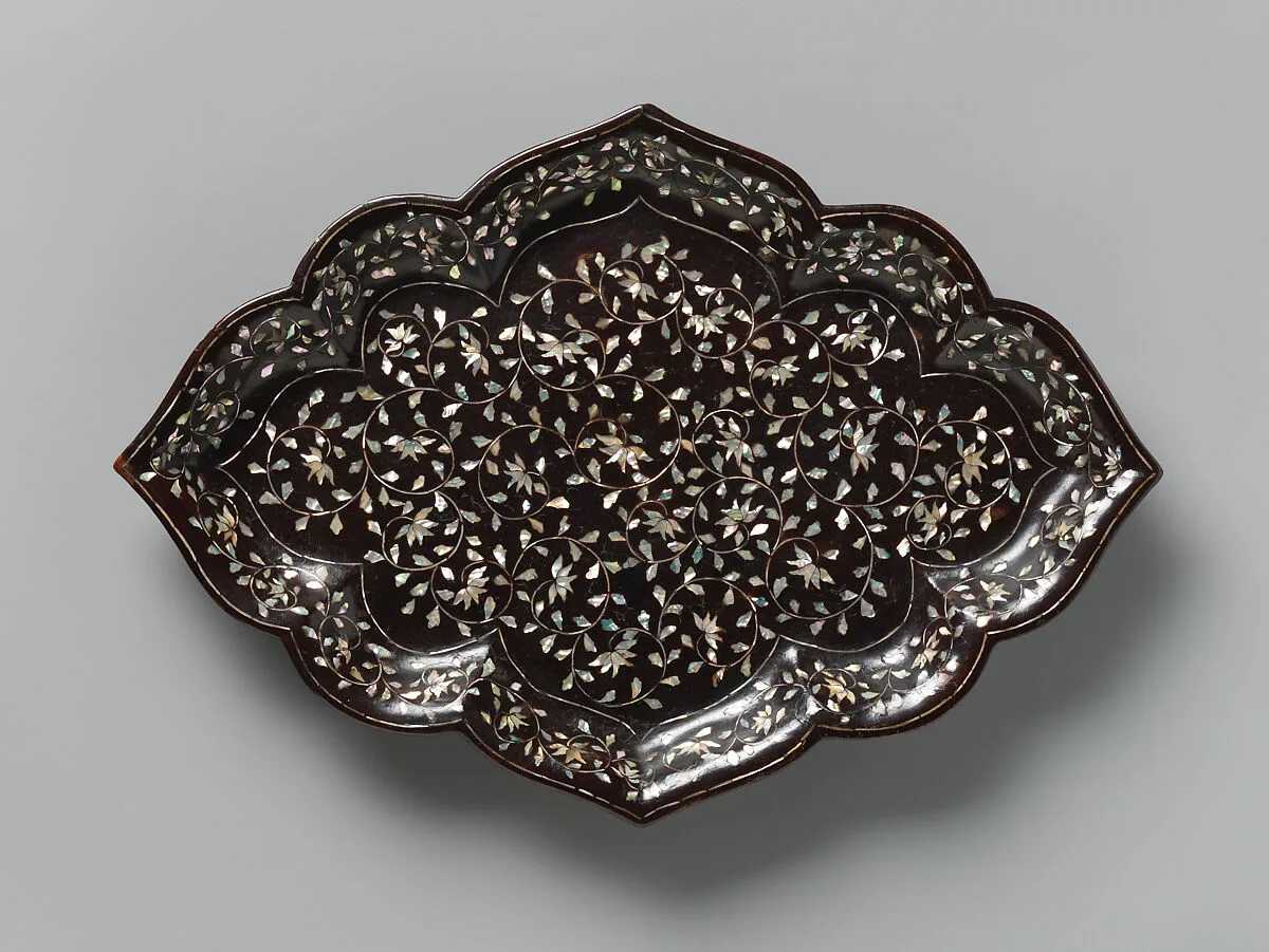 나전 칠 넝쿨 무늬 꽃 모양 반 조선|螺鈿漆唐草文菱花形盤 朝鮮|Ogival tray decorated with floral scroll — Unknown