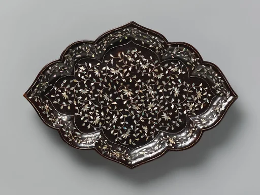 나전 칠 넝쿨 무늬 꽃 모양 반 조선|螺鈿漆唐草文菱花形盤 朝鮮|Ogival tray decorated with floral scroll