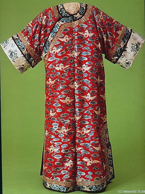 清晚期 紅緞繡雲鶴紋氅衣|Woman’s robe decorated with cranes amid clouds — Unknown
