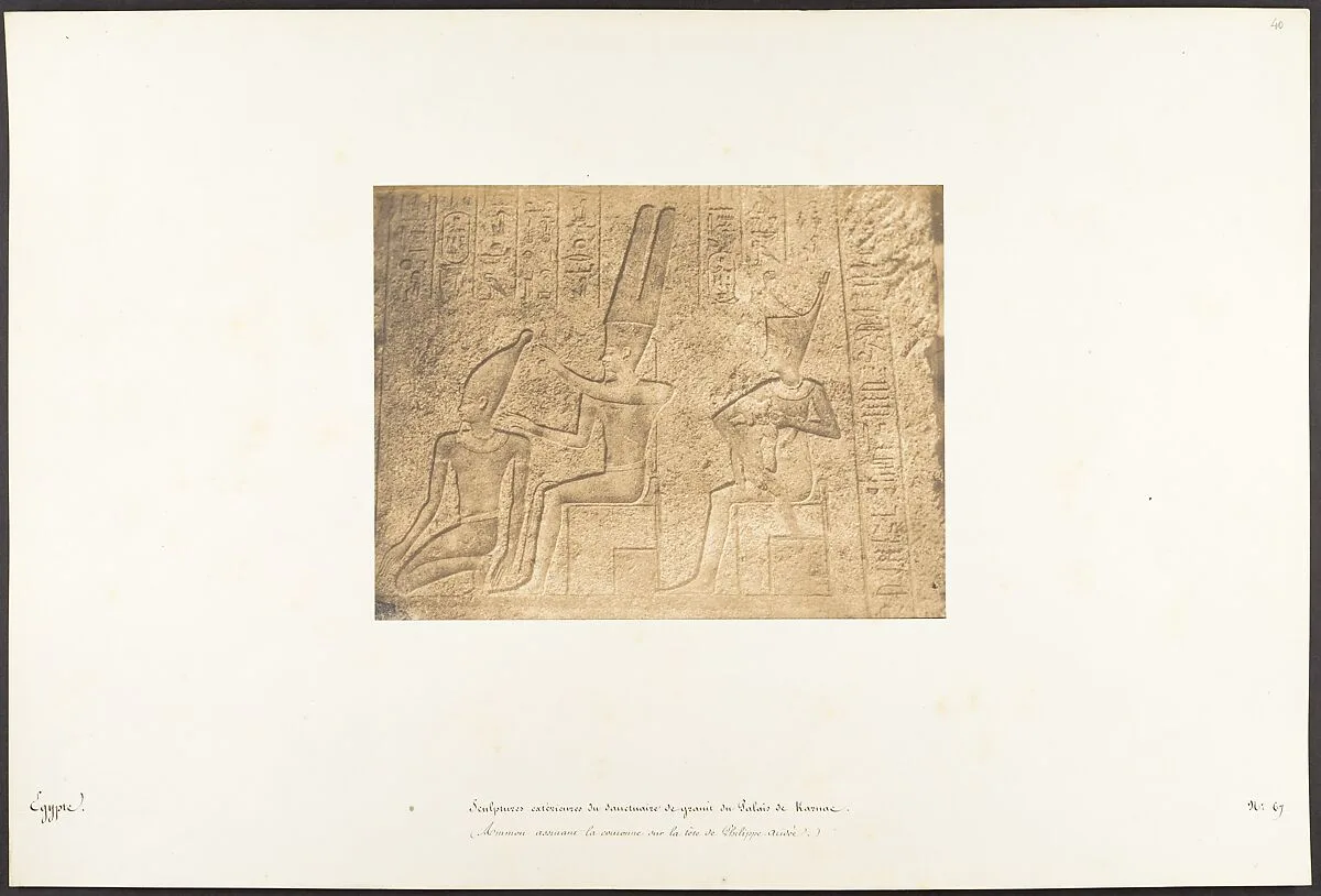 Sculptures extérieures du Sanctuaire de granit du Palais de Karnac (Ammon assurant la couronne sur la tête de Philippe-Aridée) — Maxime Du Camp