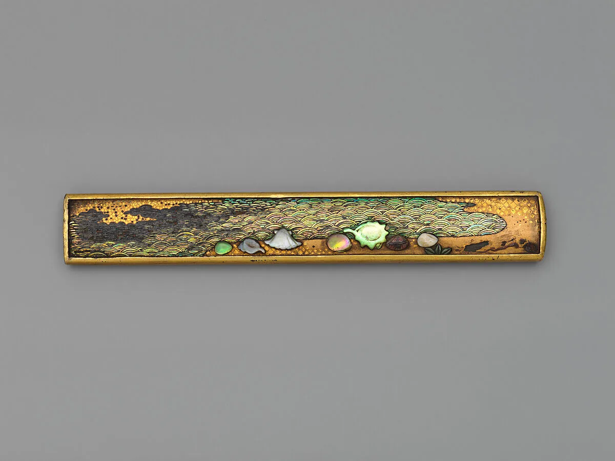 Knife Handle (<i>Kozuka</i>) Depicting Shells on Beach (海辺に貝散図小柄) — Unknown
