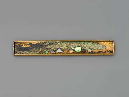 Knife Handle (<i>Kozuka</i>) Depicting Shells on Beach (海辺に貝散図小柄)