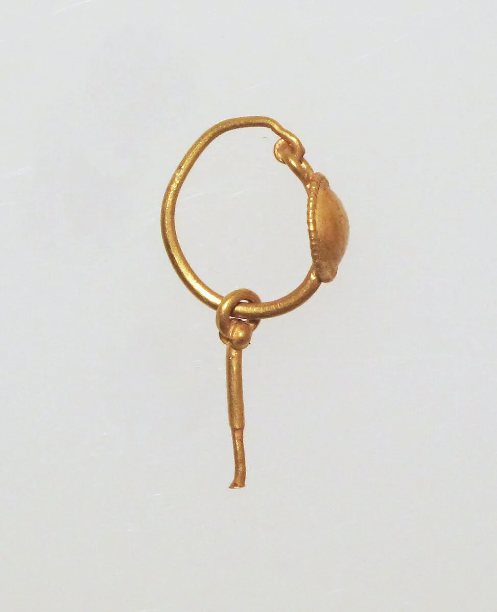 Gold earring with disc and pendant (missing) — Unknown