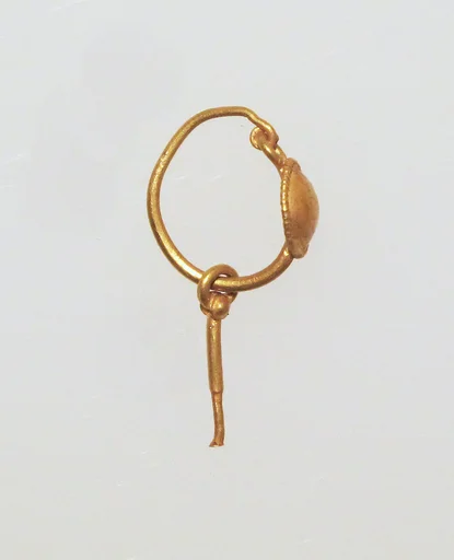 Gold earring with disc and pendant (missing)