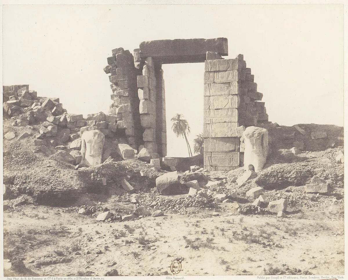 Karnak (Thèbes), Premier Pylône - Ruines de la Porte et des Colosses, Vues du Point E — Félix Teynard|Imprimerie Photographique de H. de Fonteny et Cie