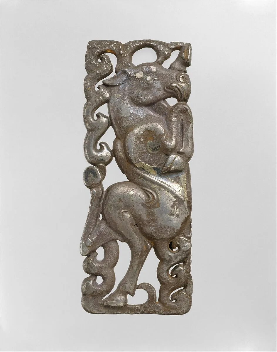 鎏金神獸紋銀帶板|Belt Plaque with Mythological Creature — Unknown