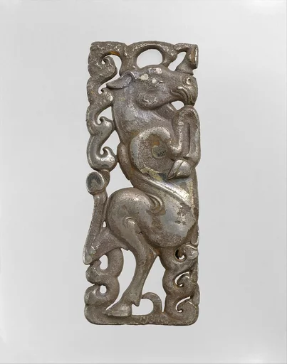 鎏金神獸紋銀帶板|Belt Plaque with Mythological Creature