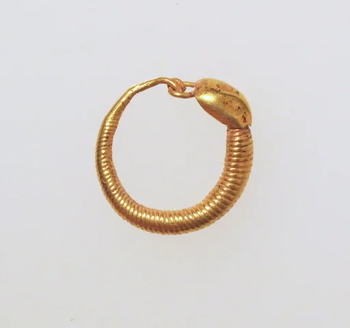 Earring with plain loop and disc