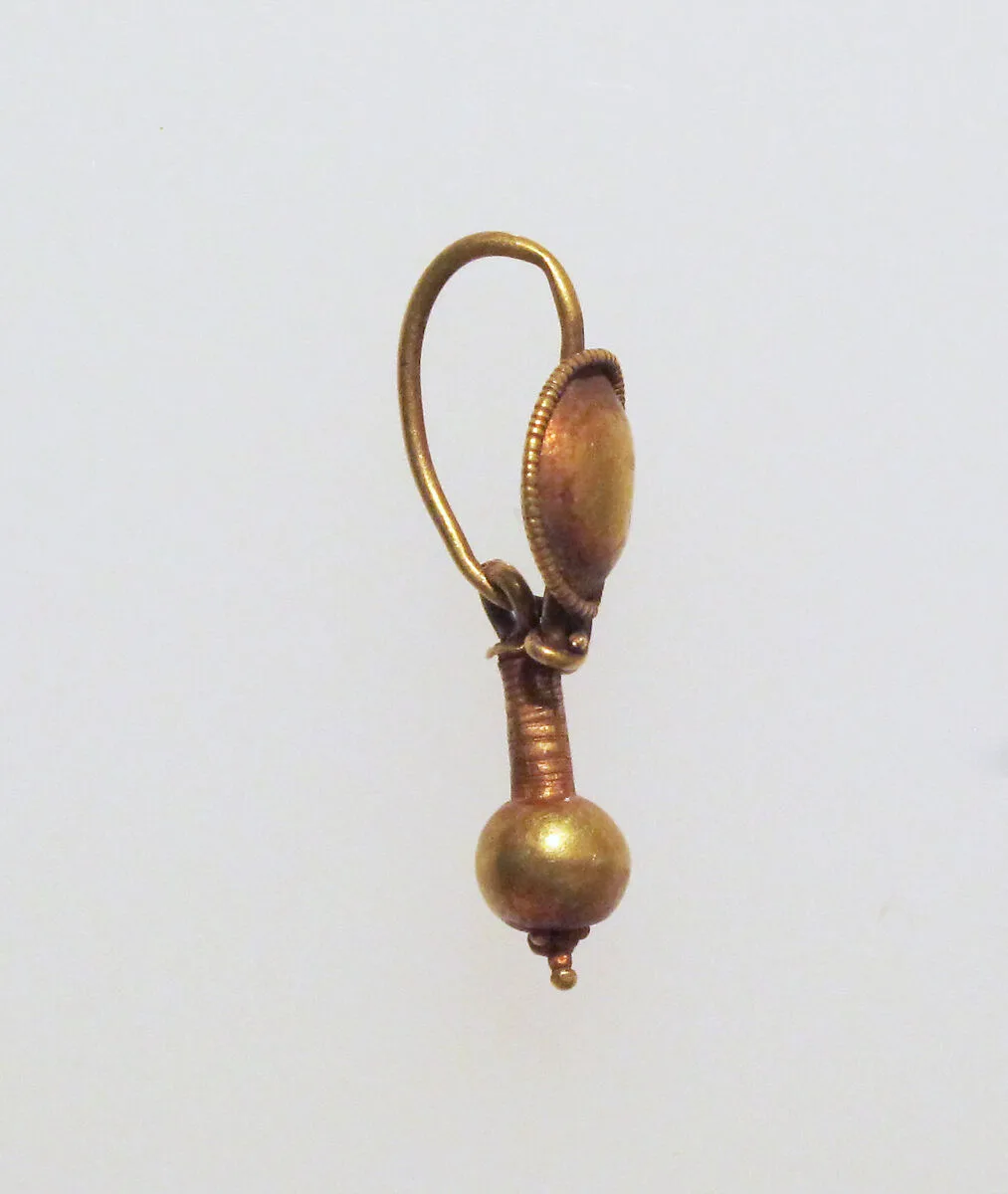 Gold earring with disc and pendant — Unknown