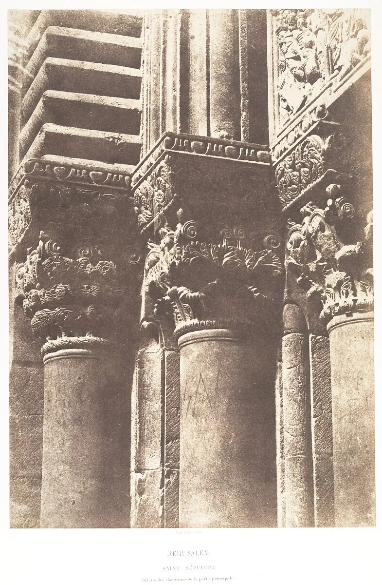 Jérusalem, Saint-Sépulcre, Détails des chapiteaux de la porte principale — Auguste Salzmann|Imprimerie photographique de Blanquart-Évrard, à Lille