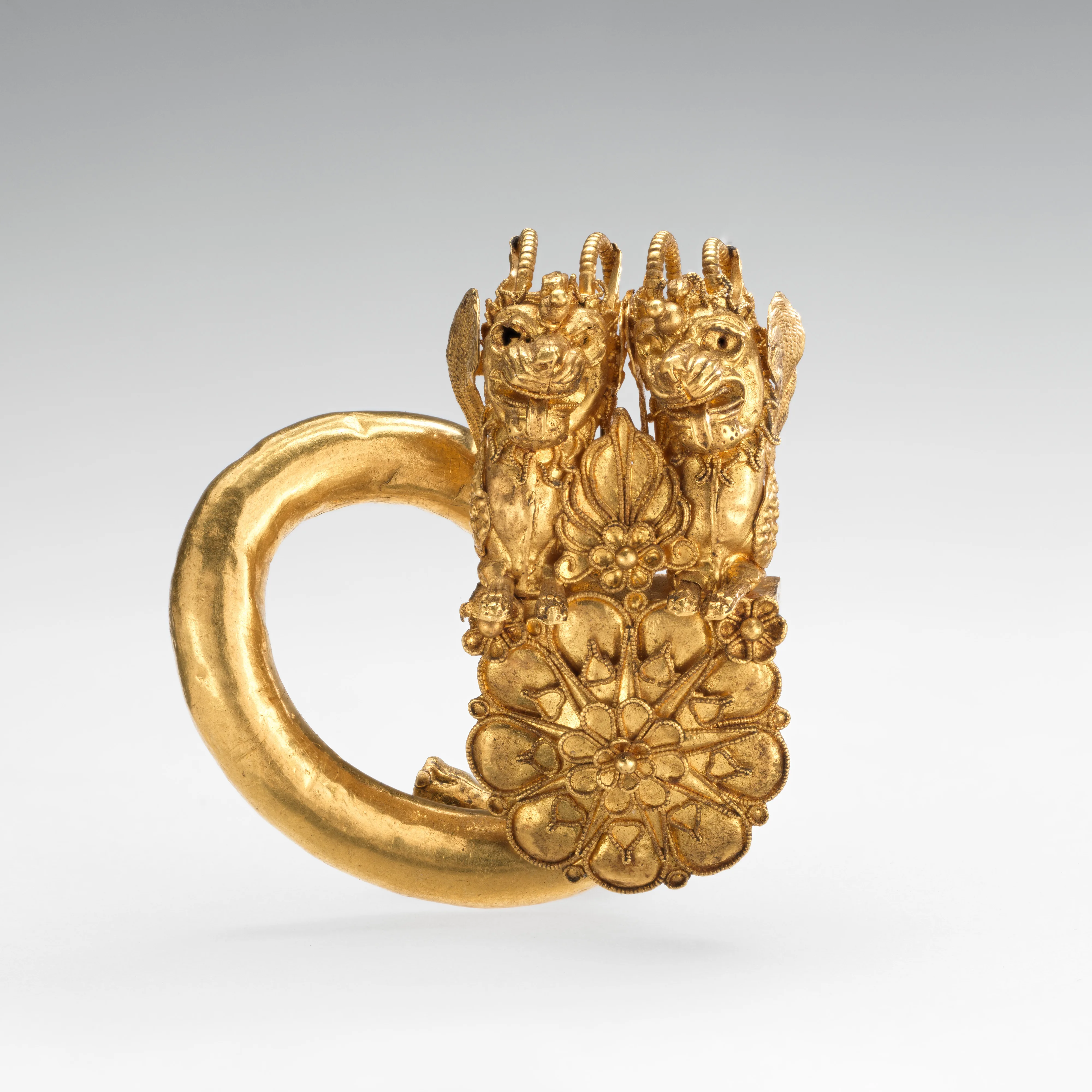 Gold spiral with double lion-griffin-head terminal — Unknown