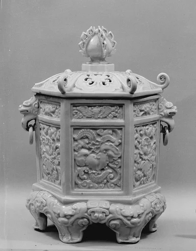 白磁陽刻釣り灯籠形香炉 一対|Incense Burner in the Shape of a Hanging Lantern (one of a pair)