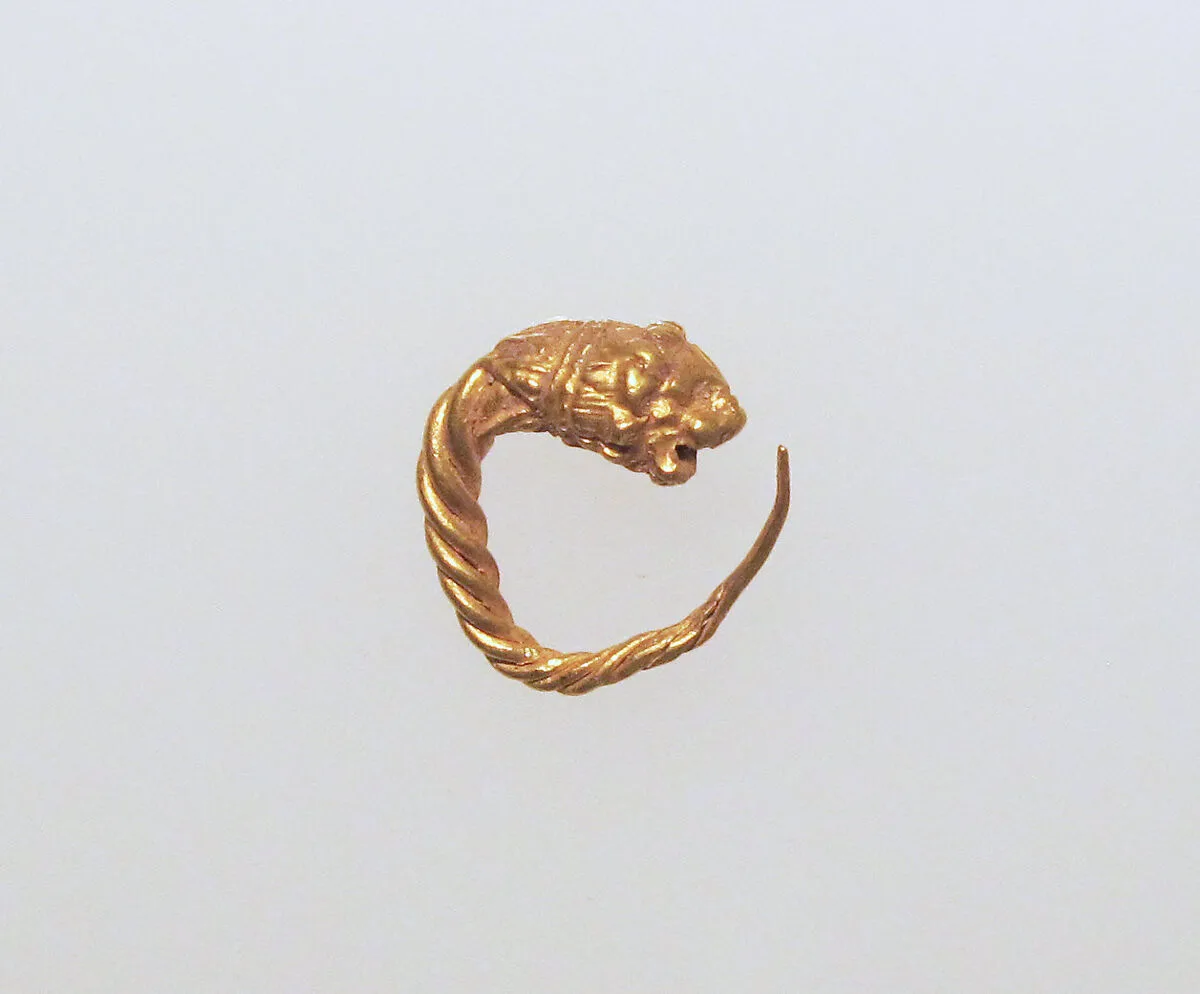 Gold earring with head of a lion — Unknown