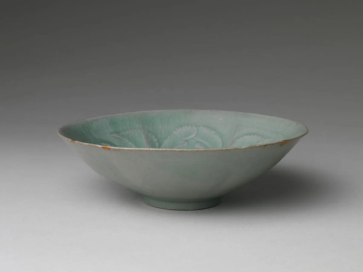 청자 양각 모란 무늬 대접 고려|靑磁陽刻牡丹文大楪 高麗|Bowl decorated with foliate rim and peony — Unknown