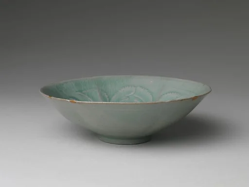 청자 양각 모란 무늬 대접 고려|靑磁陽刻牡丹文大楪 高麗|Bowl decorated with foliate rim and peony