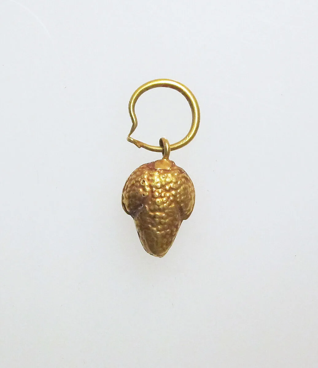 Earring with pendant of grapes — Unknown