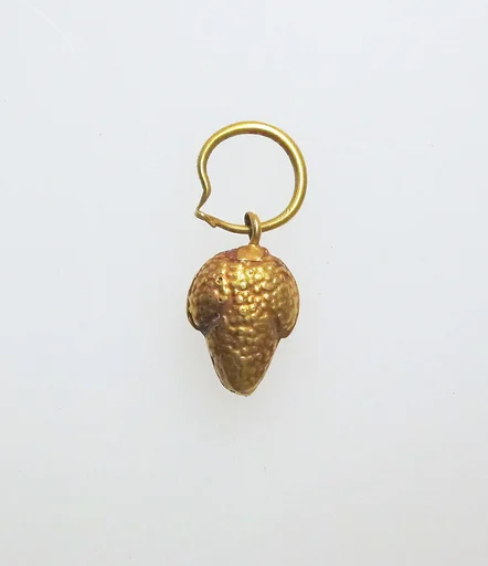 Earring with pendant of grapes