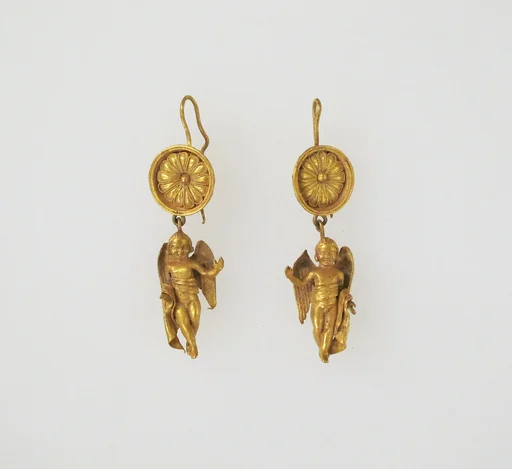 Earring with pendant of Eros