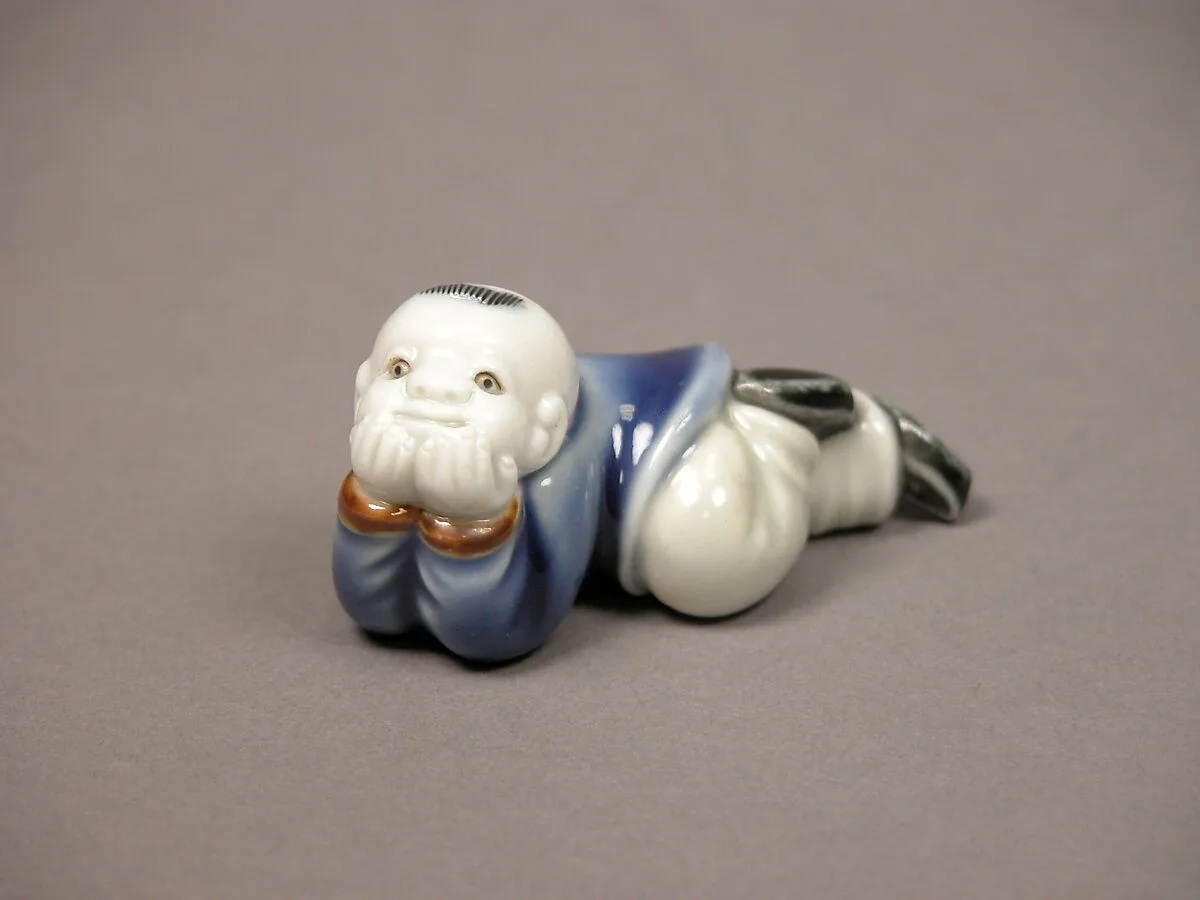 染付唐子形置物|Child Lying Down — Unknown