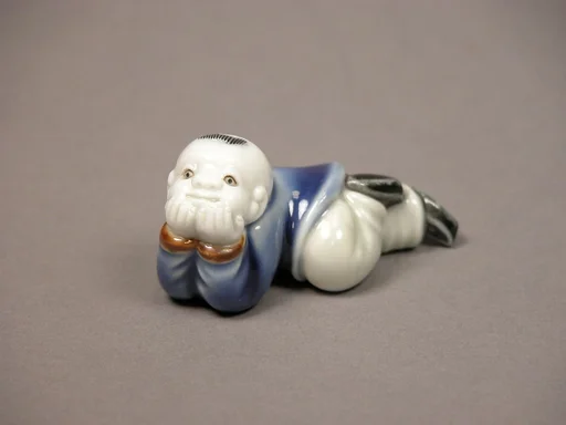 染付唐子形置物|Child Lying Down