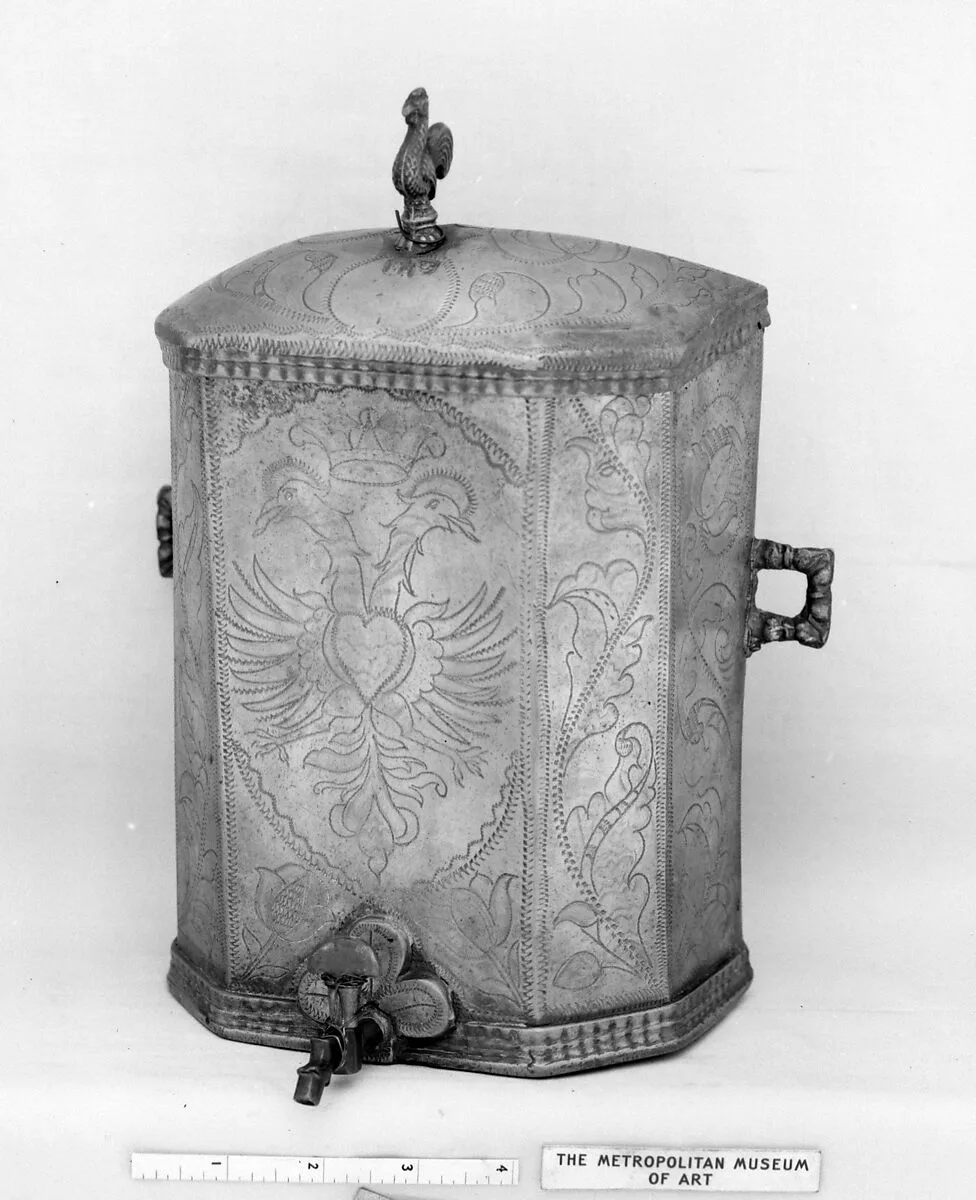 Lavatory or portable cistern — Unknown