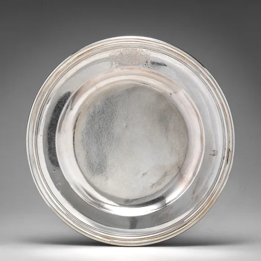 Dinner plate with English arms (one of a group of four)