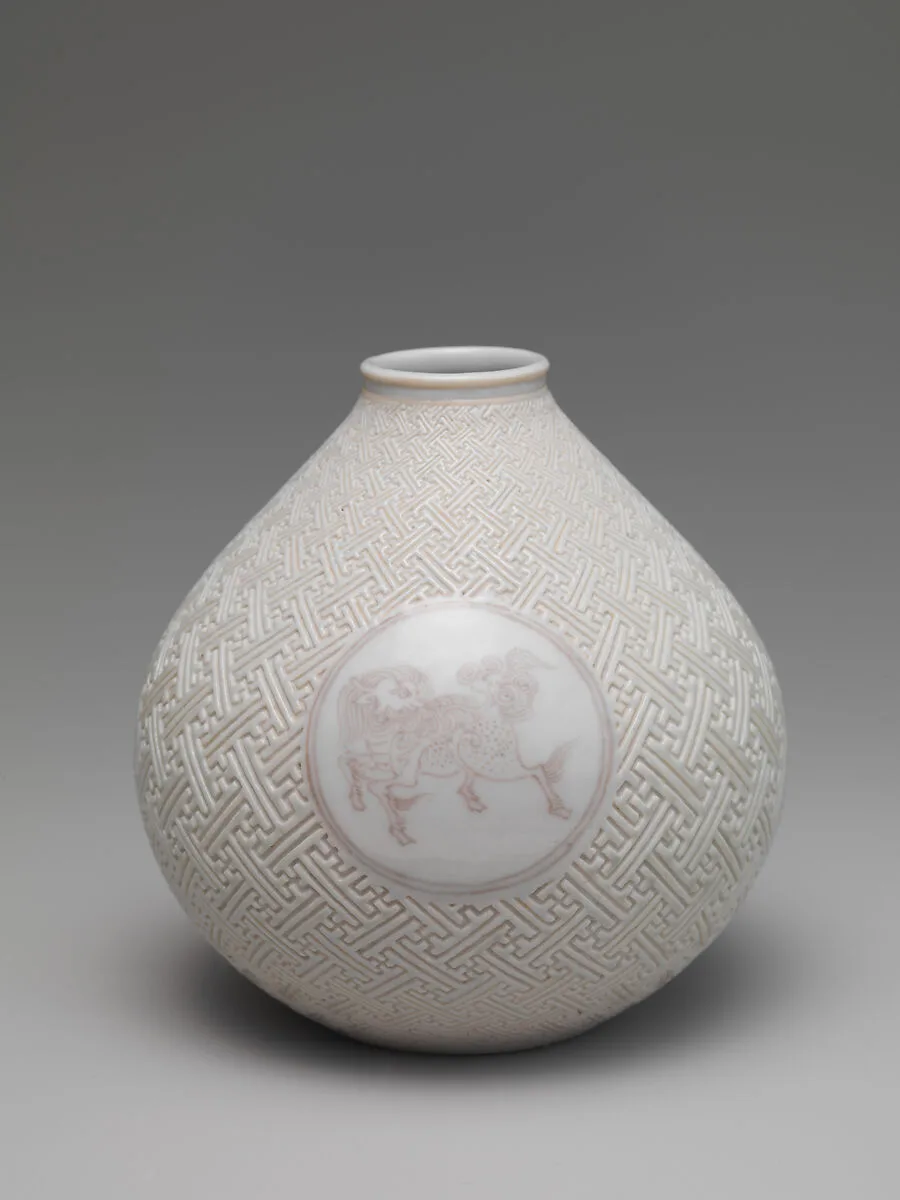 紫馬麒麟卍紗綾形紋瓶 (一対)|Vase with Horse and Kirin on Geometric Sayagata (key fret) Pattern (one of a pair) — Makuzu Kōzan I (Miyagawa Toranosuke)