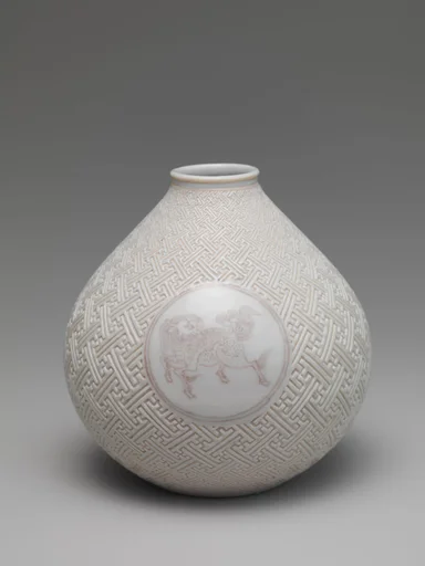 紫馬麒麟卍紗綾形紋瓶 (一対)|Vase with Horse and Kirin on Geometric Sayagata (key fret) Pattern (one of a pair)
