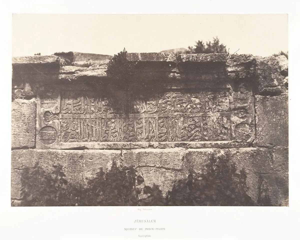 Jérusalem, Aqueduc de Ponce-Pilate, Inscription — Auguste Salzmann|Imprimerie photographique de Blanquart-Évrard, à Lille