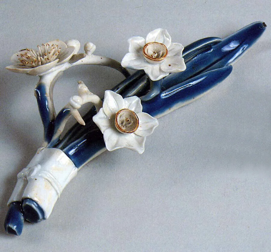 染付梅枝水仙形筆置き|Brush Rest (Fude-oki) in the Shape of a Narcissus Spray and Blossoming Plum Branch — Unknown