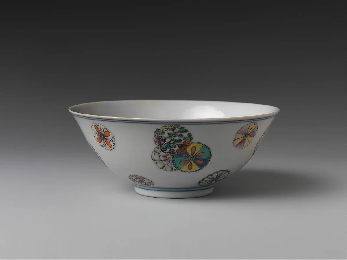 清嘉慶 景德鎮窯粉彩皮球花紋碗|Bowl with decorative medallions — Unknown