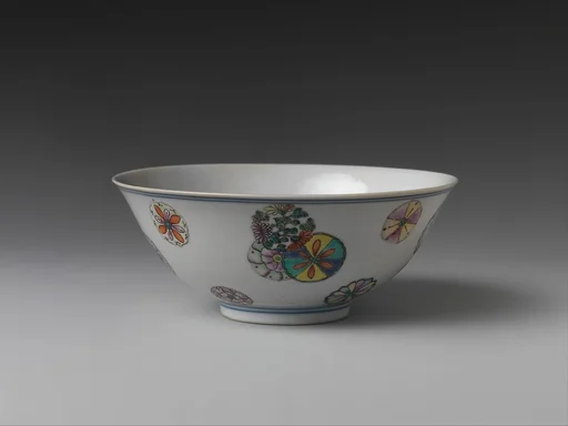 清嘉慶 景德鎮窯粉彩皮球花紋碗|Bowl with decorative medallions