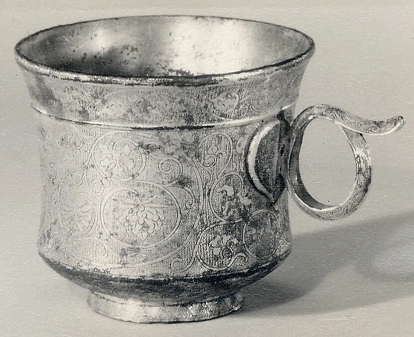 唐 鎏金青銅鏨花杯|Cup with ring handle — Unknown