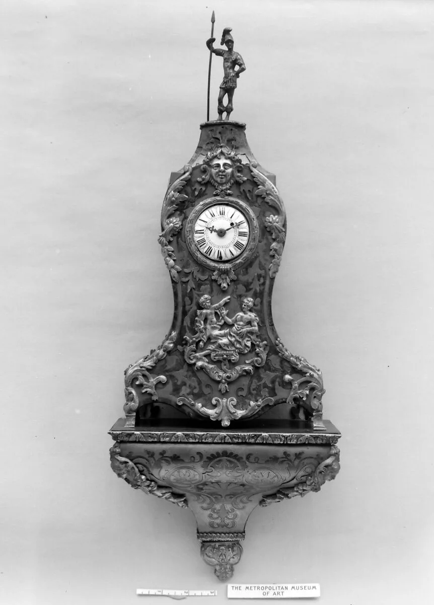 Clock with bracket — Gernier