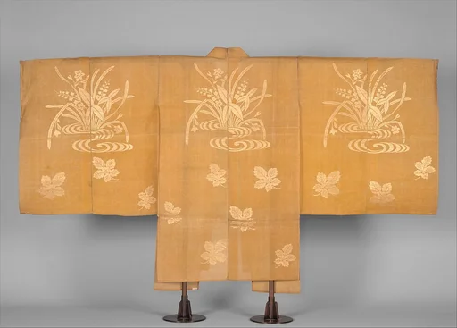 黄地沢瀉水仙梶葉模様長絹|Noh Costume (Chōken) with Water Plants and Mulberry Leaves