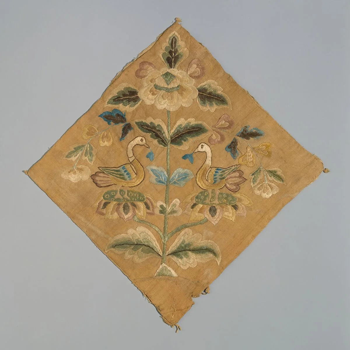唐 刺繡對鳥紋綢|Textile with confronted birds — Unknown