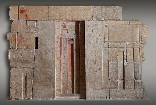 West wall of the chapel of Kaemsenu with niches for Iretnub, Kaemsenu and Werdjedptah